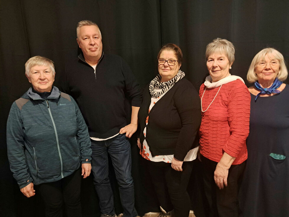 Styret i Tana norsk-finsk forening. Fra venstre: Sinaida Saua, Ståle Røberg, Jorund Ryeng, Vendla Nilsen og Martha Tapio.
 Foto: Arne Josvald Sabbasen