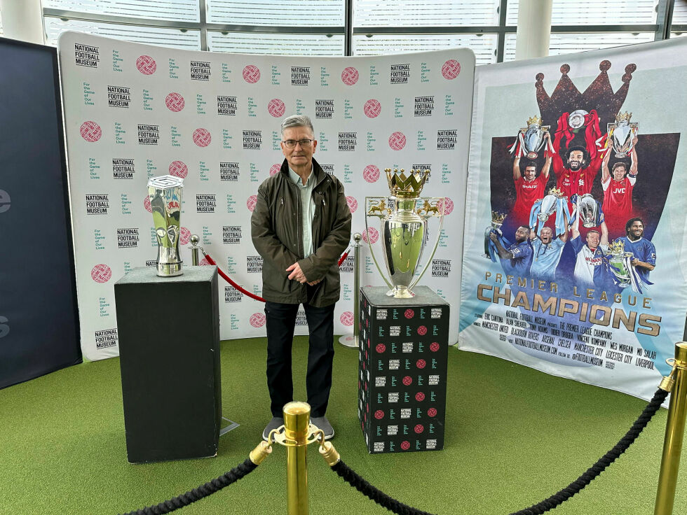Innenfor National Football Museum i sentrum av Manchester. Trygve Guttorm fra Karasjok imellom pokalen.
 Foto: Anders Henriksen