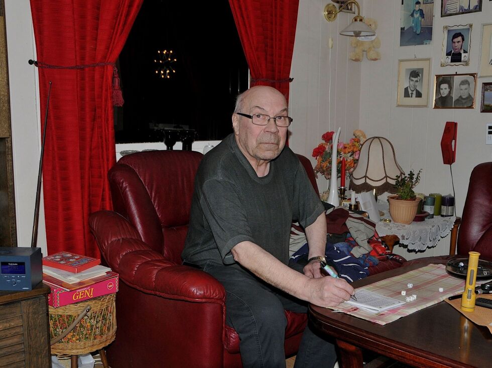 Det kan bli lange dager for ungkaren Roger Marthinussen (75), og ett eller flere slag yatzy i eget selskap er derfor brukbar tidtrøyte. Også radioen er en av hans følgesvenner. Foto: Hanne Klemetsen