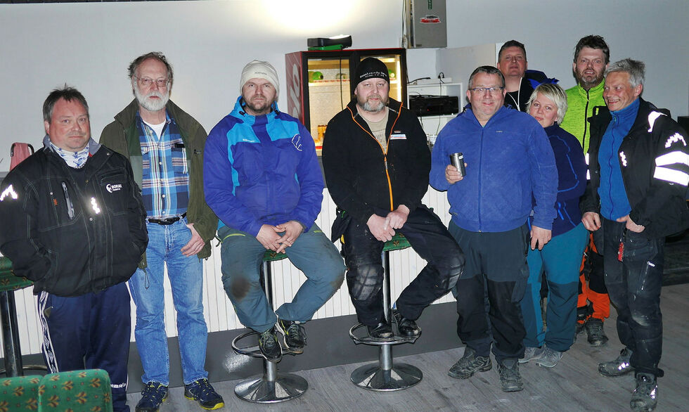 Medlemmene av Nordkapp MC-klubb har stadig noe på gang. Nå har de fått 20.000 kroner av fondsmidlene til Repvåg Kraftlag til oppussing av kjøkkenet i klubblokalene i Nordkappgata.
 Foto: Geir Johansen