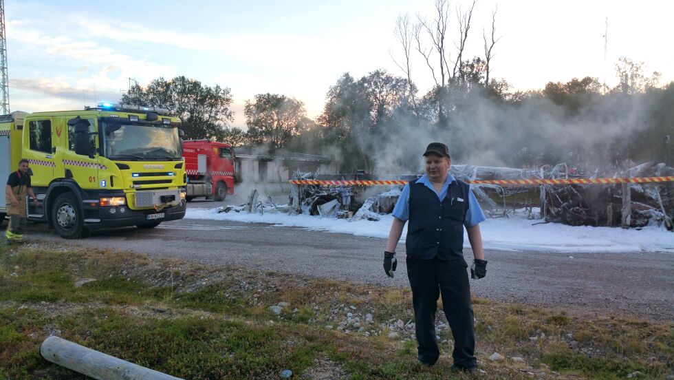 Bussjåføren var fortvilet etter at bussen hans brant helt opp søndag kveld. Han takket det norske brannmannskapet som hindret brannen i å spre seg til garasjen.
 Foto: Stein Tore Sivertsen