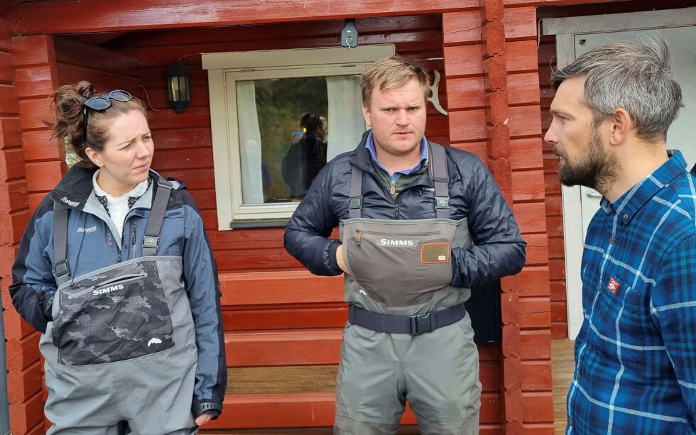 Leder i Vestre Jakobselv jeger- og fiskerforening, Willy Pedersen (til høyre) mener man skal kunne komme langt i bekjempelsen av pukkellaksen med pengene som nå er foreslått bevilget til dette formålet. Her er han sammen med statssekretærene Sig­rid Hagerup Mel­huus og Alek­san­der Øren Heen under et besøk i elva tidligere i høst.