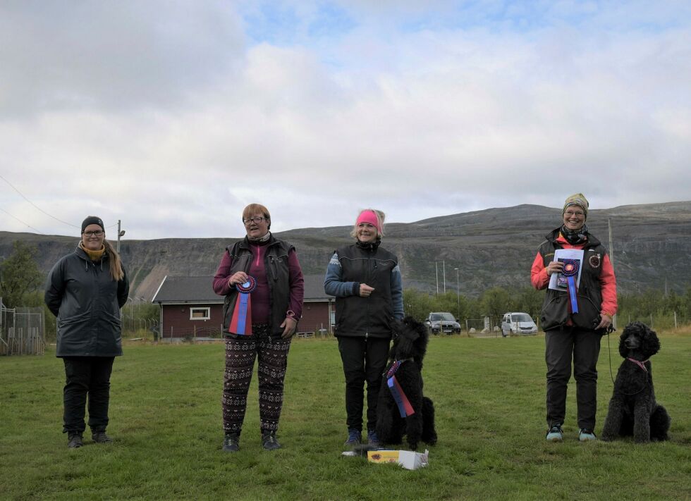 Topp tre fra eliteklassen: Nr. 1 med 200 av 200 mulige poeng: Tara, Hilde Rønning, Porsanger hundeklubb (i midten), Nr. 2 med 199 poeng: Jessie, Kirsti Mikalsen, Hammerfest hundeklubb (til venstre) og Nr. 3 med 199 poeng: Willis, Rita Rasmussen, Porsanger hundeklubb (til høyre). Foto: Hannah Persen