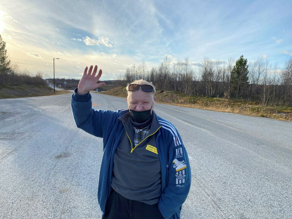 Grenseboer Steinar Sivertsen, som krysser grensa mot Finland opptil flere ganger om dagen gleder seg stort over at grensa nå er åpen. Her står han ved det som har vært den juridiske grensa i lengre tid, fire kilometer fra riksgrensa. Alle foto: Hallgeir Henriksen
 Foto: Hallgeir Henriksen
