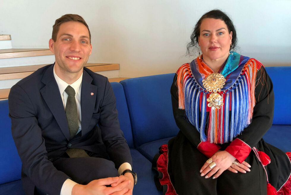 Klima- og miljøminister Andreas Bjelland Eriksen i Karasjok sammen med sametingspresident Silje Karine Muotka.
 Foto: Stein Torger Svala