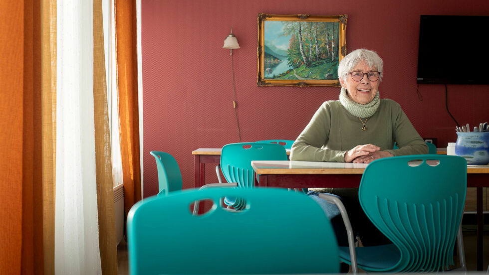 Lakselv og omegn pensjonistforening startet en spleis for å kjøpe 25 nye stoler til stua på Porstun bo- og servicesenter i Lakselv. Nå er de på plass og leder i foreningen Aina Hanssen er storfornøyd.
 Foto: Cecilie Bergan Stuedal