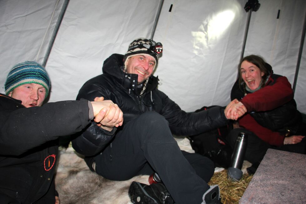Høy stemning i lavvoen etter løpet. Fra venstre; arrangør Krister Höök, dagens vinner av den åpne klassen Børge Johansen og Helene Gran Øverlie som ble nummer tre.
 Foto: Roger Persson, Bergebyløpets venner