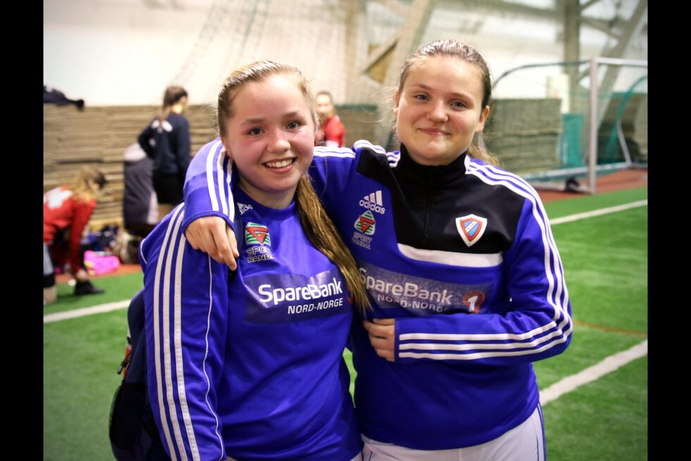 Kirkenes IF 1 småjenter spilte mot HIF/Stein 1 på lørdag og stakk av med seieren 2-0. Anna Olsen (til venstre) og Maiken Thomassen var fornøyd med å ha slått ett av de beste lagene i turneringa.
 Foto: Silje L Kvammen