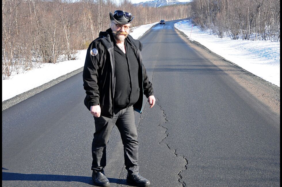 Kurt Wikan , forkjemper for bedre vei til Pasvik, tror dårlig planlegging er årsaken til skadene på nyveien.
 Foto: Hallgeir Henriksen