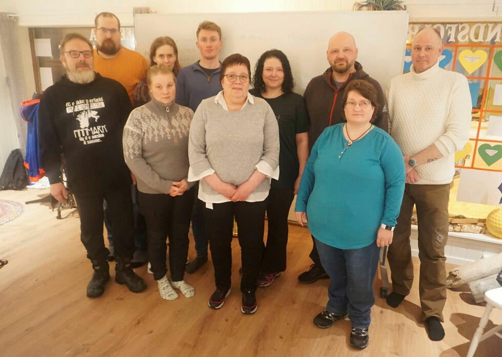 På årsmøtet tirsdag 19. mars ble det valgt nytt styre i Nordavindsfolket/Davvebiegga álbmot. Bakerst fra venstre Fred Jesper Jensen (styremedlem), Kristine Tjåland Braut (nestleder), Nils Arne Fløystad (styremedlem), Veronica Helgesdatter Indrøy (styremedlem), Ole R. Indrøy (regnskap), Torgrim Helgesen (varamedlem). Foran fra venstre Bjørn Ove Andersen (styremedlem), Ragnhild Andersen (styremedlem), Mariann Pedersen Bårdsnes (styreleder) og Marion Sakslund (varamedlem).
Foto: Geir Johansen