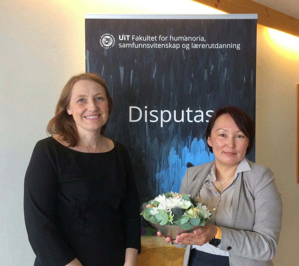 Zoia Jefimovna Vylka Rav­na (til høy­re) og ko­mi­té­le­der Me­re­te Saus, før­s­te­ama­nu­en­sis ved Institutt for læ­rer­ut­dan­ning og pe­da­go­gikk. Foto: Sil­je Si­verts­vik