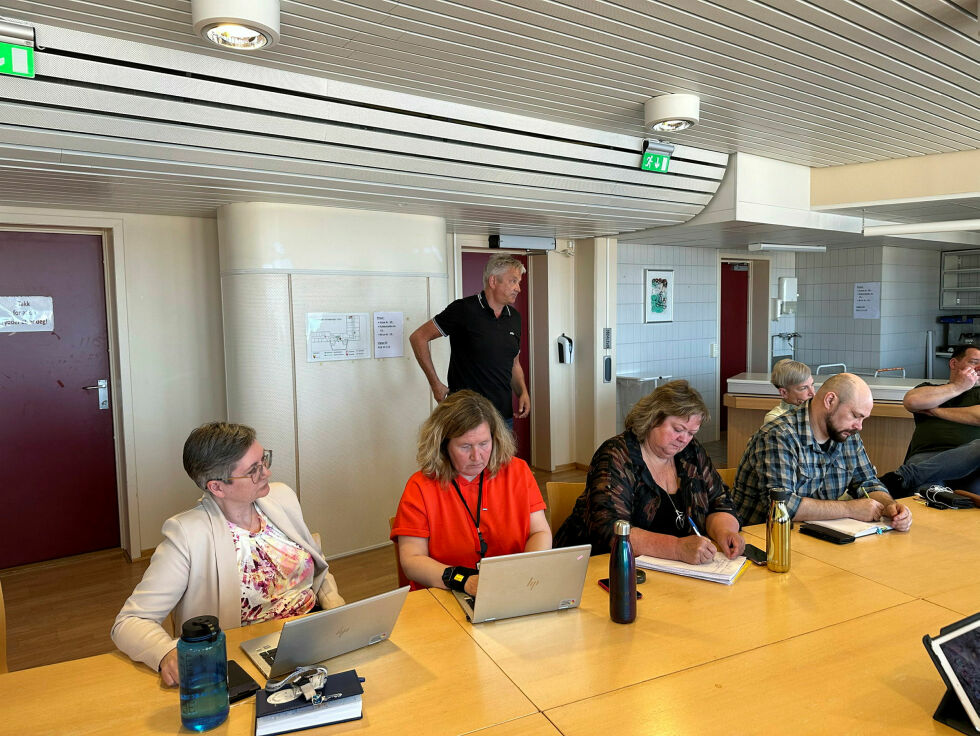 Her sier Mannsverk de siste ordene før han overlater politikerne til seg selv og debatt før et vedtak om å støtte Kimek i en vanskelig tid.
 Foto: Hallgeir Henriksen