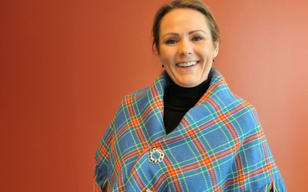 Lin­da Hofstad Helleland (H) er dis­trikts- og di­gi­ta­li­se­rings­mi­nis­ter, og har ho­ved­an­svar for sam­iske sak­er i re­gjer­inga. Under det halvårige møtet med sametingsrådet i Kautokeino i mars fikk hun dette sjalet i gave fra Sametinget. Foto: Rita Heit­mann