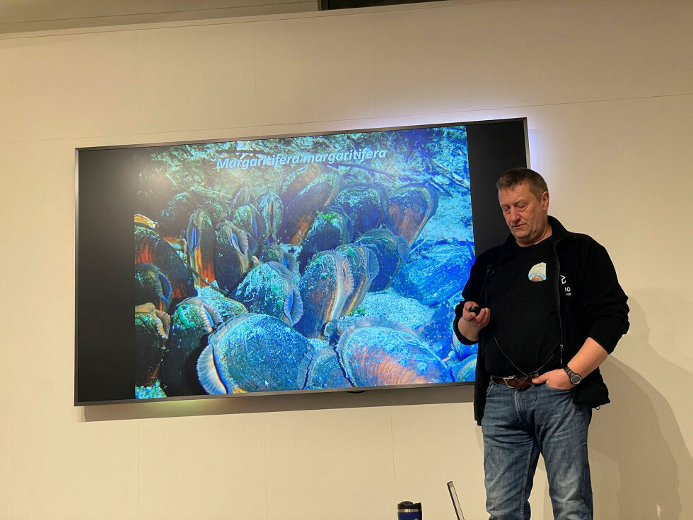 Forsker Paul Eric Aspholm besøkte Tana og fortalte om elvemuslingen som er fredet, og som er en nøkkelart i økosystemet.
 Foto: Birgitte Wisur Olsen