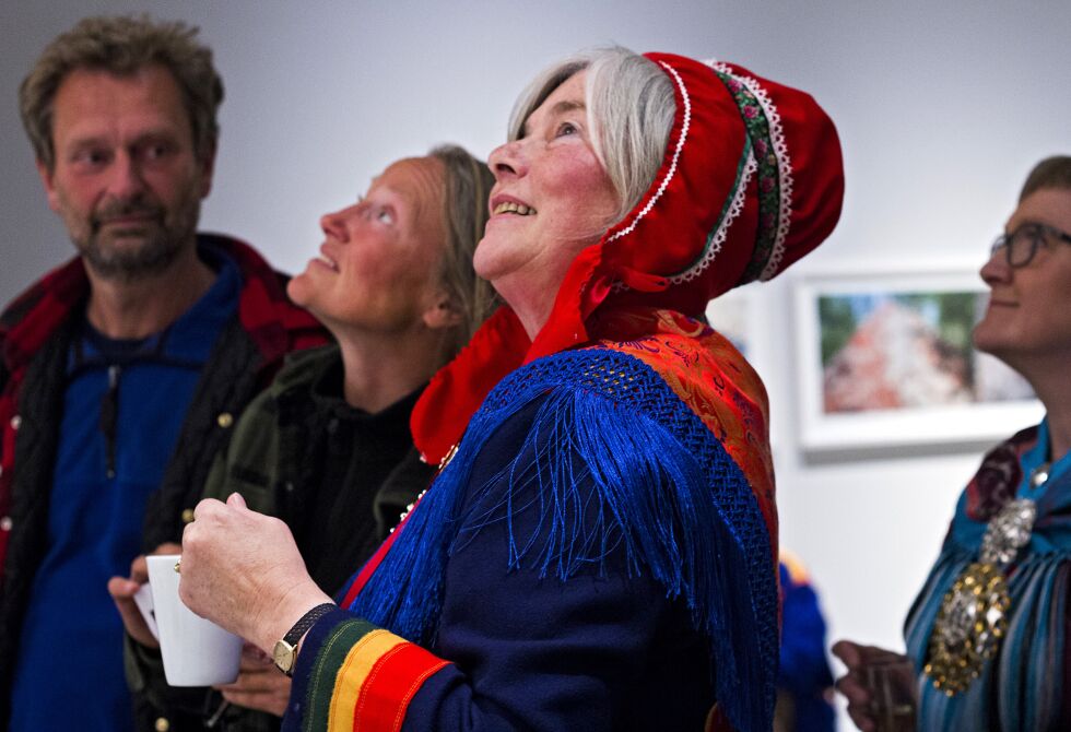 Her snakker Bente Geving om morens dekorasjoner.
 Foto:  June Helén Bjørnback