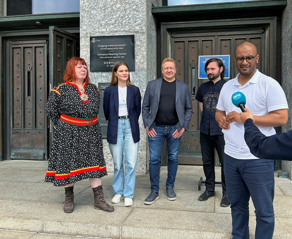 Konsultasjonen mellom byrådsavdelingen og samiske organisasjoner er avsluttet med full enighet. Ann Finbog i Oslo Sámeálbmot Bellodat/Oslo Samefolkets parti, Marit Michelsen i Oslove Noereh, Tor Gunnar Nystad i Oslo Sámi Searvi, Mikkel Berg-Nordlie i Oslo ja biras sámi váhnenfierpmádat/Oslo og omegn samiske foreldrenettverk, sammen med daværende byråd for kultur, idrett og frivillighet, Omar Samy Gamal (SV).
Foto: Beate Svenningsen