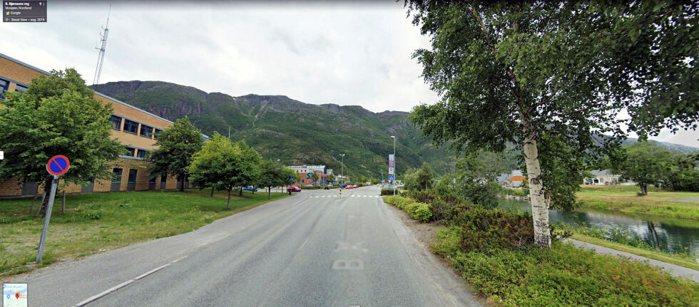 Saken går i Hålogaland lagmannsretts lokaler i Mosjøen, som vi ser til venstre. Rett fram ser vi stridsområdet, Øyfjellet i Vefsn kommune.
 Foto: google