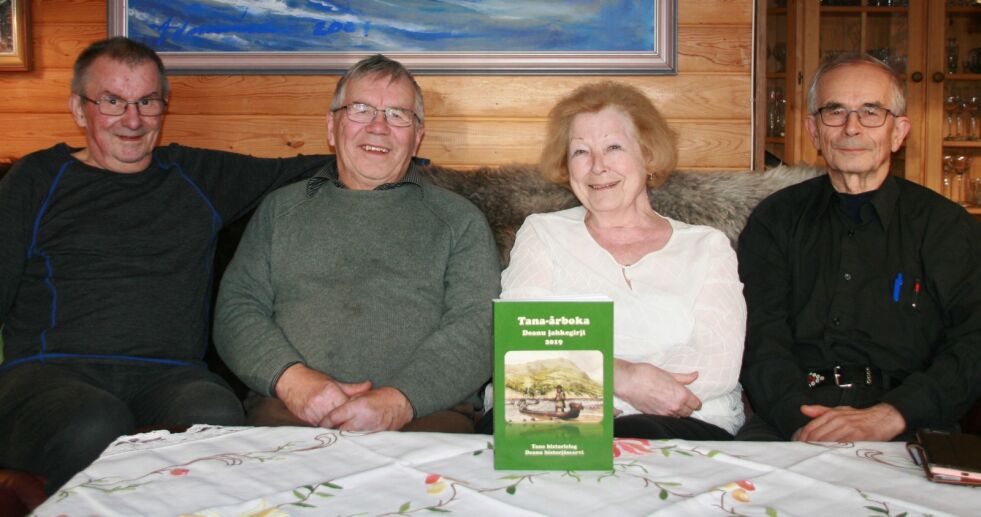 Fra venstre Olav E Johansen (bilderedaktør), Magnus Varsi, Erna Fjelldahl (redaktør) og Steinar R. Pedersen har vært komité for den nye årboka.
 Foto: Privat