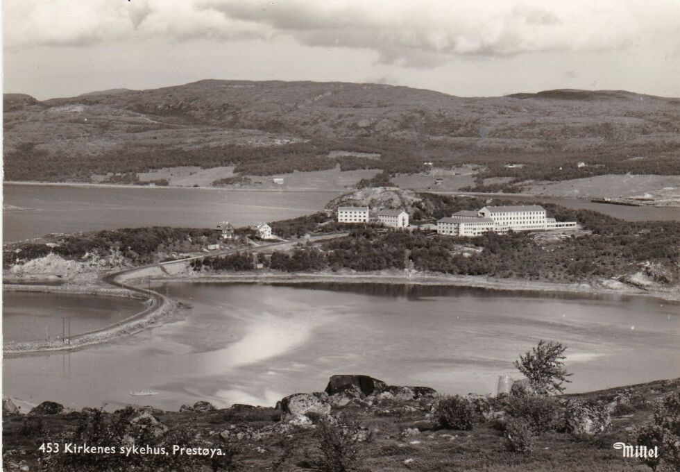 På slutten av 50-tallet var det kun vei til sykehuset på Prestøya, som ennå ikke var bebygd med boliger. Bak i bildet ser vi fine jorder på jakobsnessida, der det ble drevet småskala jordbruk med noen sauer og noen kyr.
 Foto: Postkort Mittet foto
