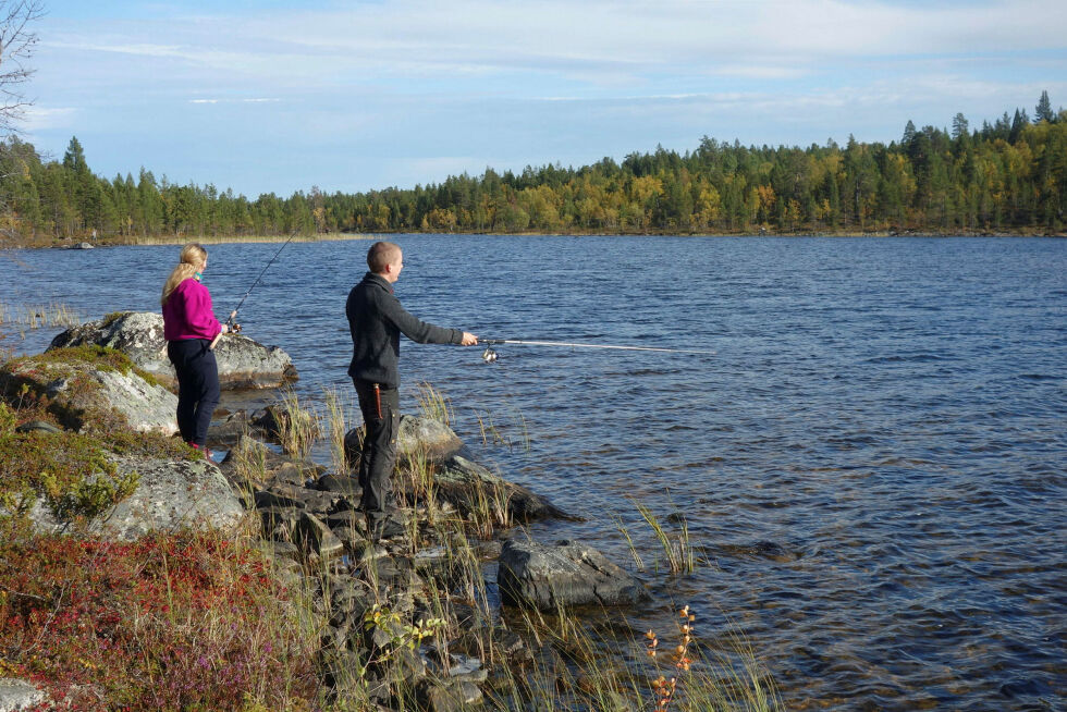 Ofte sees folk fra Kirkenes-traktene som fisker i kanalen mellom Første- og Andrevann om sommeren. Illustrasjonsbildet fra Pasvik.
 Foto: Yngve Beddari