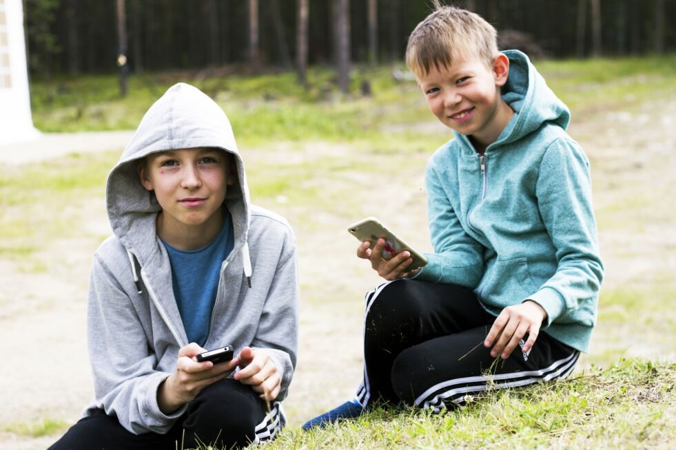 Arne (13) og Vetle (10) forteller at de går bygda på kryss og tvers for å finne Pokémon. Her befinner de seg på museumsområdet.
 Foto: June Helén Bjørnback