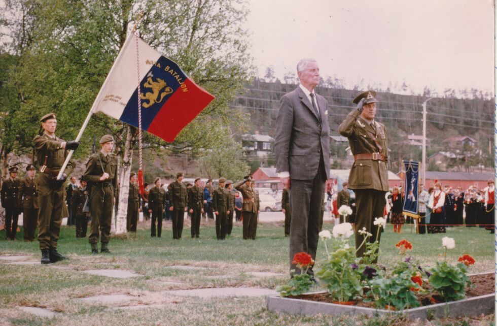 Arne Dagfin Dahl var 84 år da han deltok ved Alta bataljons markering på Altagård i 1978. Til høyre major Johannes Bull.
Dahl fikk hilse på mange av soldatene som deltok i kampene i 1940.
 Foto: Arvid Petterson