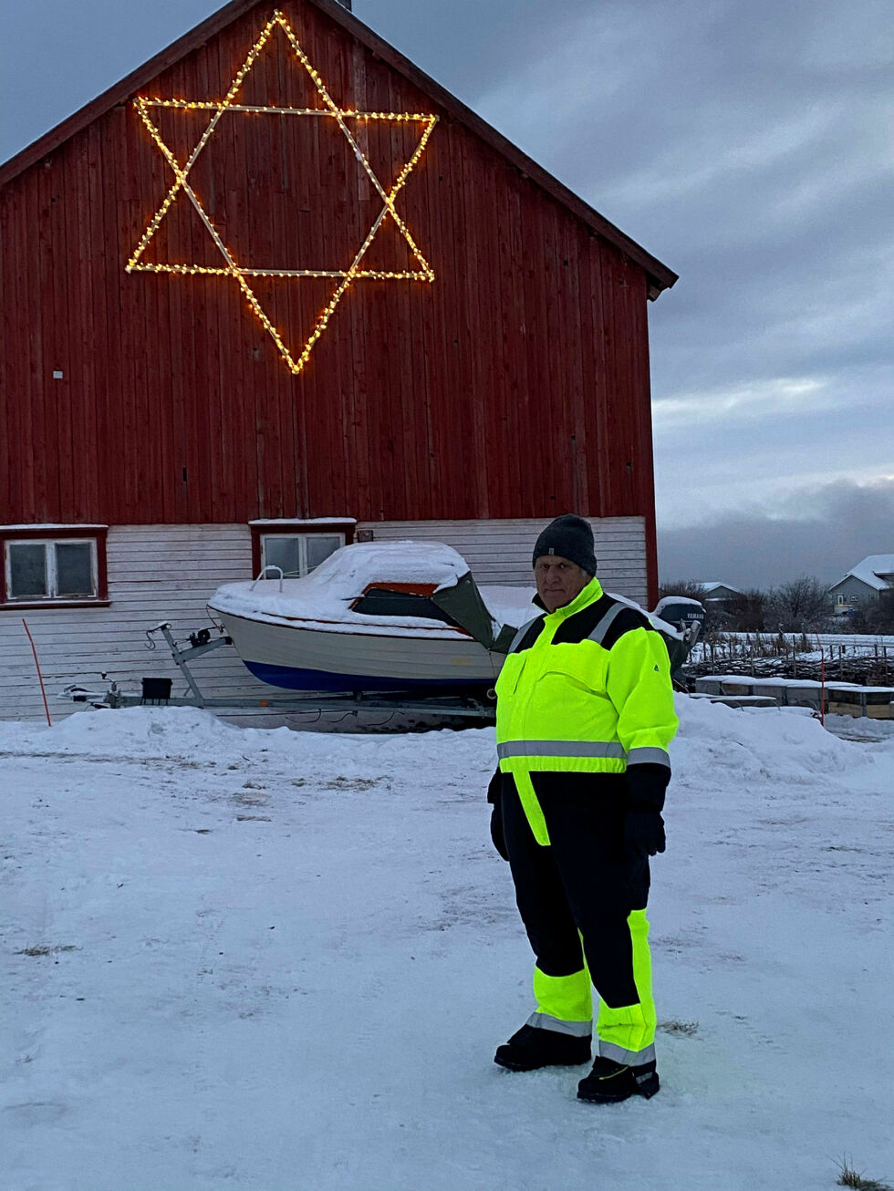 Som søringen og tilflytter til Nesseby, så sliter Bjørn Larsen med mørketiden og derfor lyssetter han gårdsplassen med mye lys.
 Foto: Thor Thrane