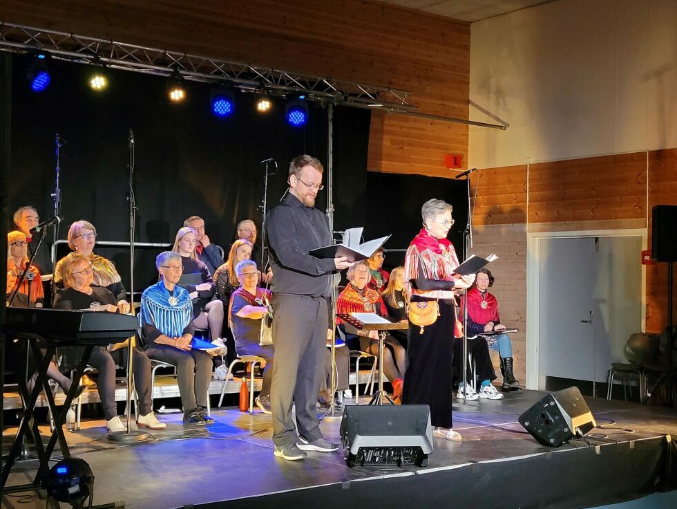 Jørgen Betten og Frøydis Betten åpnet konserten med å fortelle litt historie fra korets levetid.
 Foto: Therese Norman Andersen