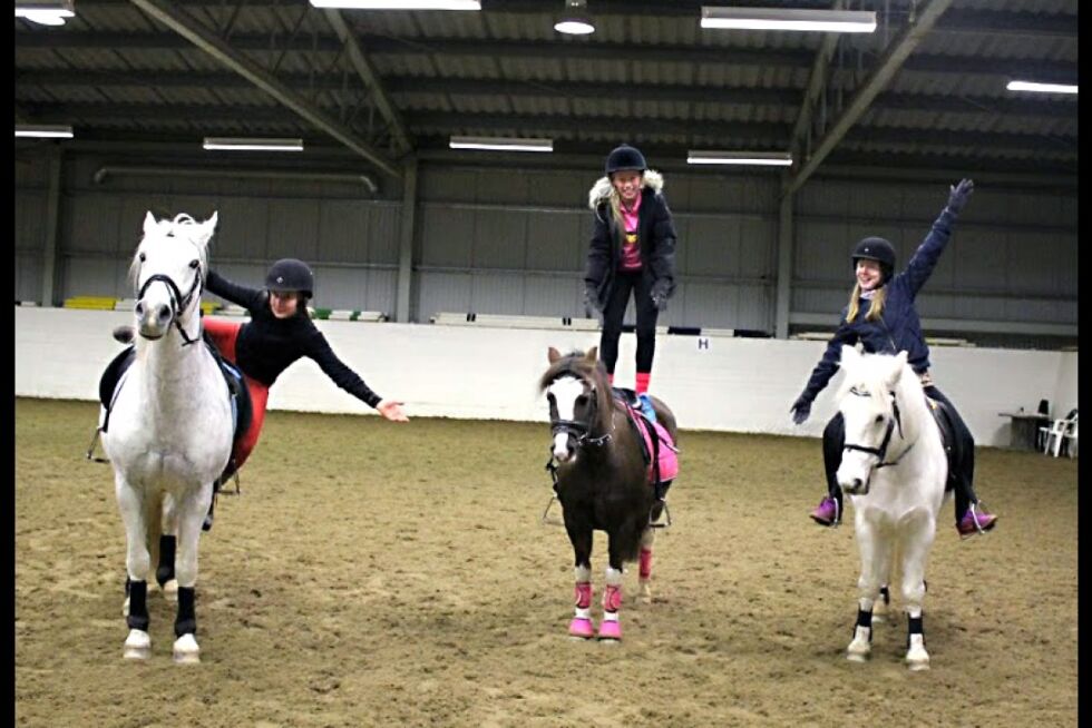 De tre deltakerene som fikk prøve Mounted Games første gang det ble prøvet ut i ridehallen i Holmfjell i Tana. Fra venstre: Helena Shaba /Mac, Sara Marie Soini/Alisha og Kaisa Lillebostad/Glimt.
 Foto:  Sara Kjølås