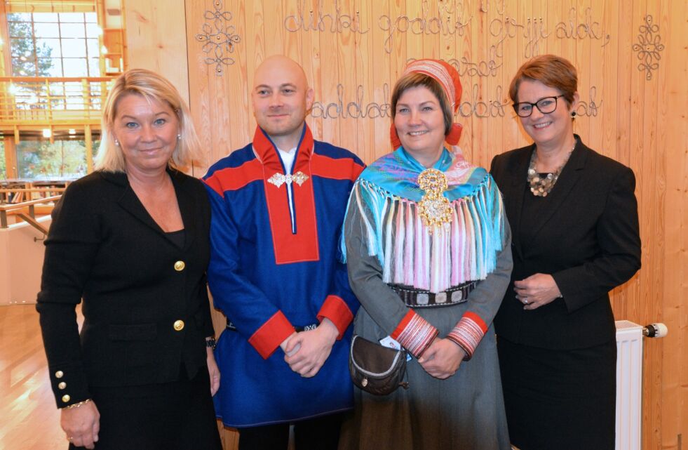 Sametinget fikk besøk fra regjeringa og Stortinget. Fra venster kommunal- og moderniseringsminister Monica Mæland, plenumsleder Tom Sottinen, sametingspresident Aili Keskitalo og stortingspresident Tone Wilhelmsen Trøen.
 Foto: Steinar Solaas
