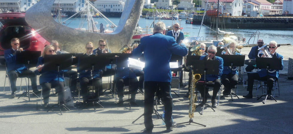 Her spiller Honningsvåg musikkforening for å markere åpningen av Nordkappfestivalen 2023. Nå legges det opp til flere endringer for festivalen.
 Foto: Geir Johansen