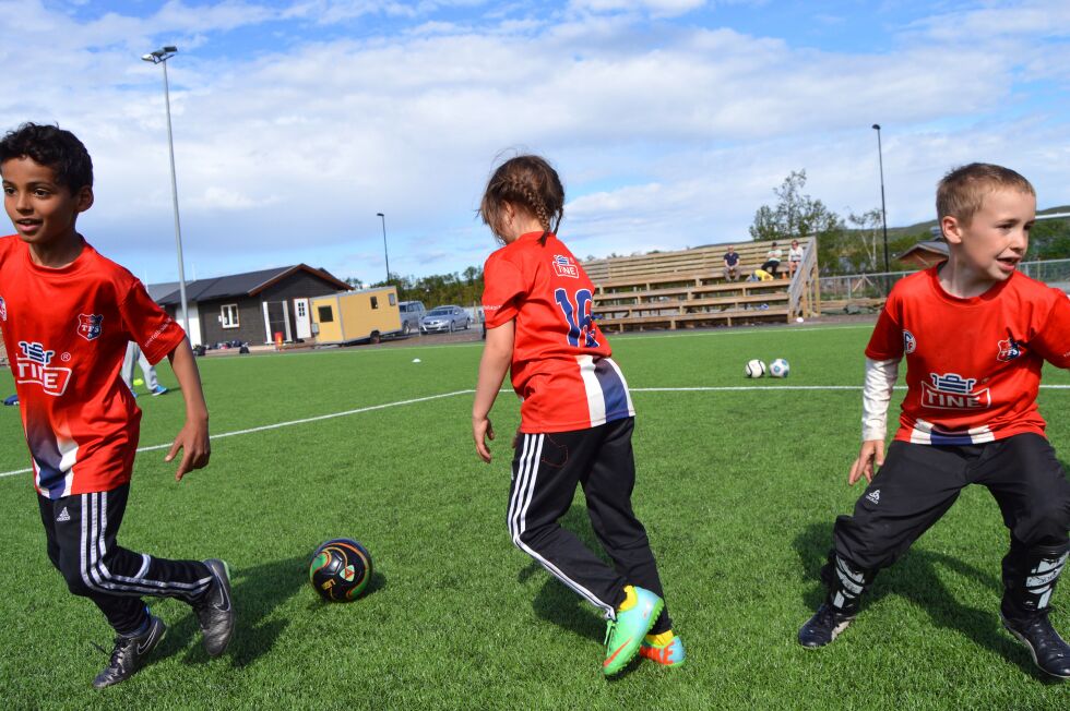 Elias Pettersen, Sara Marielle P. Anti og Tobias Holm lærer fotball via lek.
 Foto: Hans-Petter Tapio