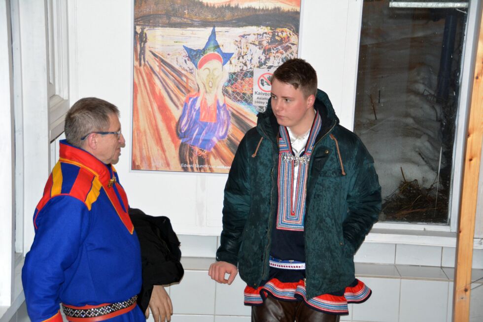 Reineier Jovsset Ánte Sara får støtte av aksjonist Niillas Somby under rettssaksdagene i Tromsø. Somby holdt et innlegg om samene rettssituasjon på Small Projects.
 Foto: Elin Margrethe Wersland