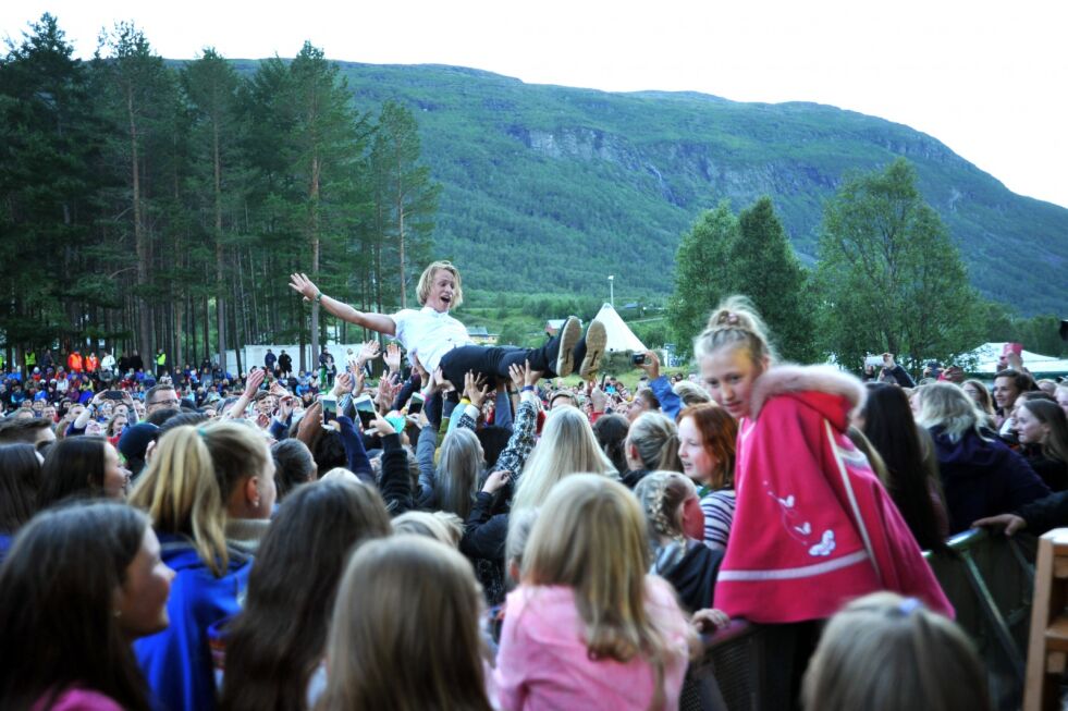 Sondre Justad ble bokstavelig talt tatt godt imot på Riddu Ri&#273;&#273;u.
 Foto: Erik Brenli