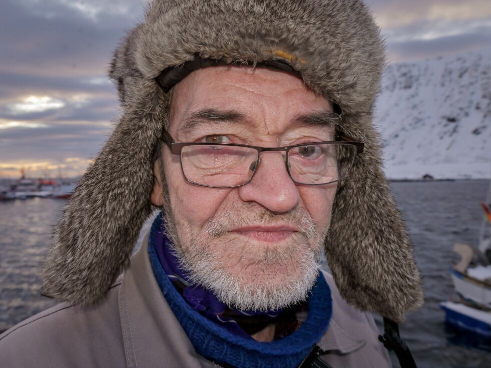 Fisker Arne Johansen sier han er oppgitt over at kommunepolitikerne i Nordkapp nå gir tillatelse til flere oppdrettskonsesjoner i Porsangerfjorden. – Politikerne kan ikke være klar over hvor skadelig lakseoppdrett virker inn på fisket i fjordene, og på det totale naturmiljøet, sier han.
 Foto: Geir Johansen