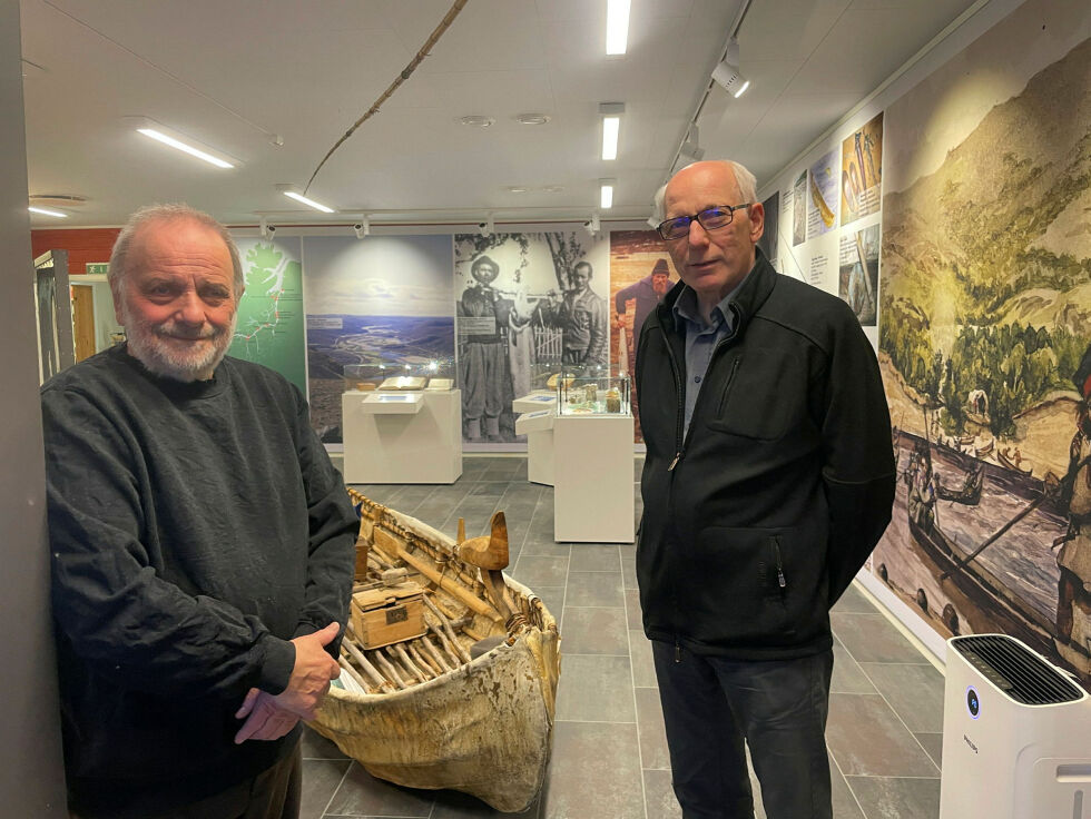 Aage Solbakk og Harald Gaski i DeanuInstituhtta er opptatt av tradisjonskunnskapen og laksefiskerterminologien, nå når elva er stengt.
 Foto: Birgitte Wisur Olsen