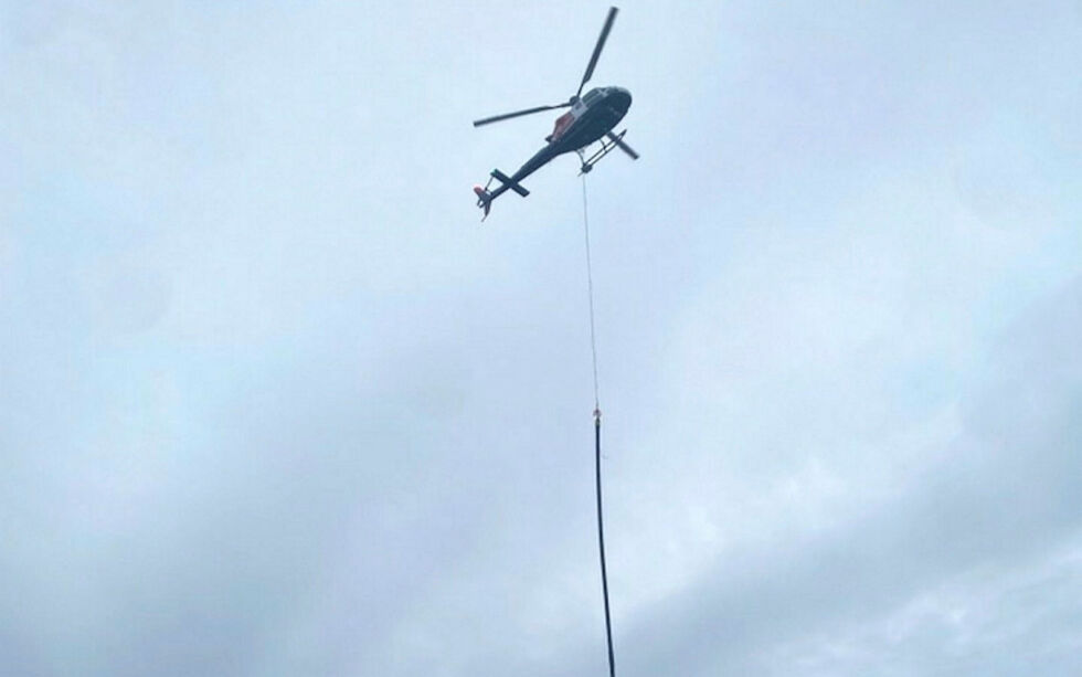 I alt 600 meter rør ble transportert luftveien og lagt ned i den nye grøfta mellom brønnområdet og pumpestasjonen ved Sirddagohppe.
 Foto: Mietinen Maskin