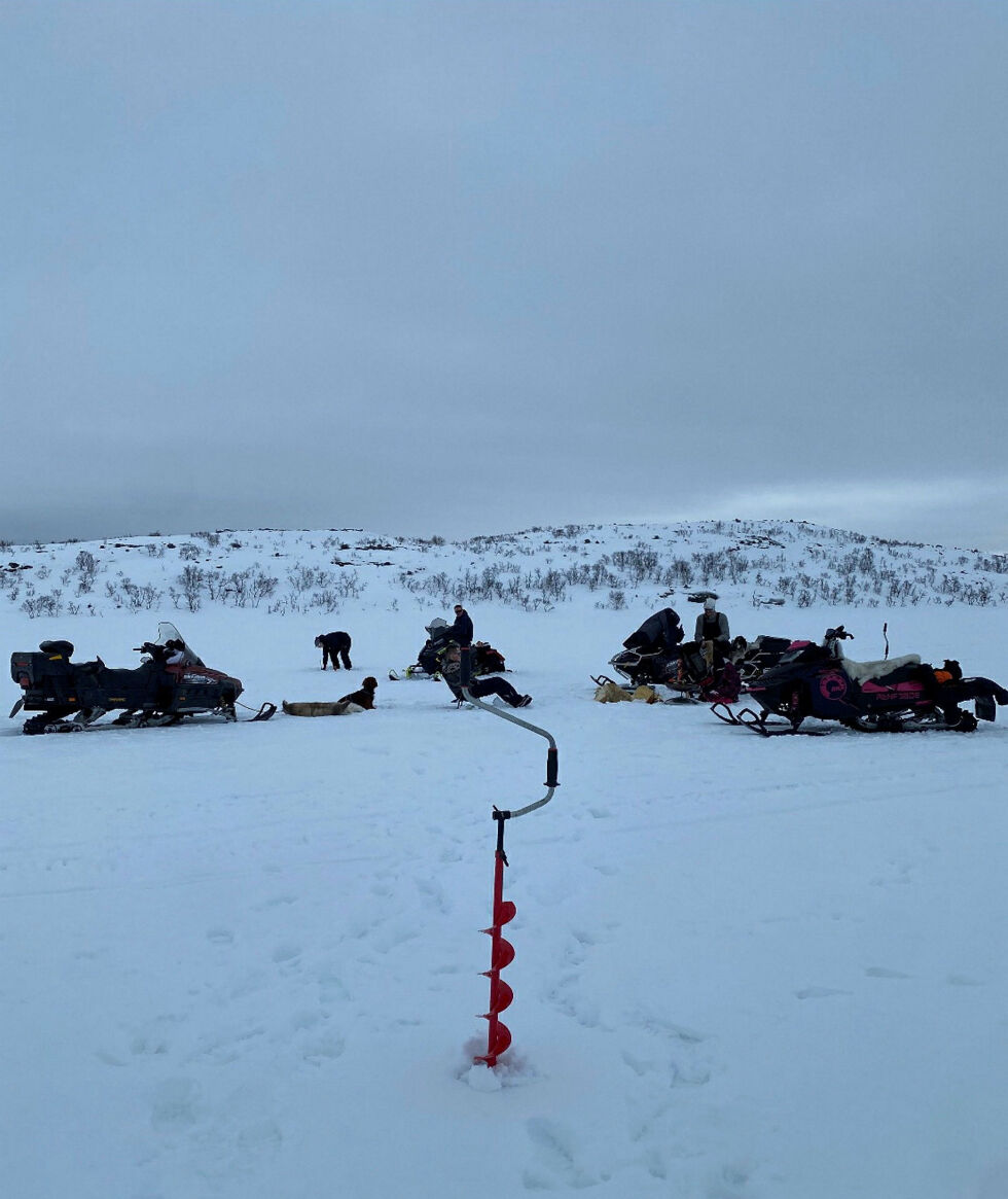 Om en har hyt­te­disp betyr ikke det at man kan kjøre fra hytta ut på nær­ligg­en­de vann for å fiske på isen. Illust­ra­sjons­foto: Privat