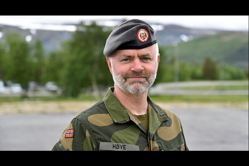 Oberstløytnant Stein Høye, sjef for HV-17, forteller at i uken fremover skal de fokusere på å støtte alle og håndtere sorgreaksjoner.
 Foto: Kristin A. Humstad