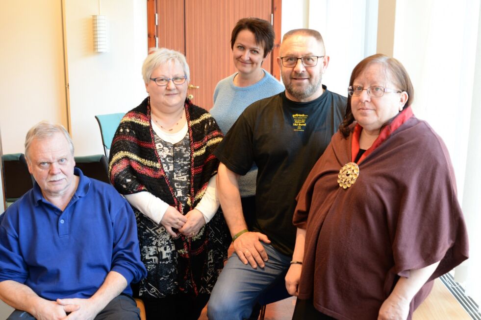 SFF er klar med politisk program. På bildet fra venstre organisasjonssekretær Ingvi Lutherson, landsstyremedlemmene Bjørg Bonk og Yrja Hammer, leder i samepolitisk enhet Stein Are Olsen og leder Liv Slettli.
 Foto: Steinar Solaas