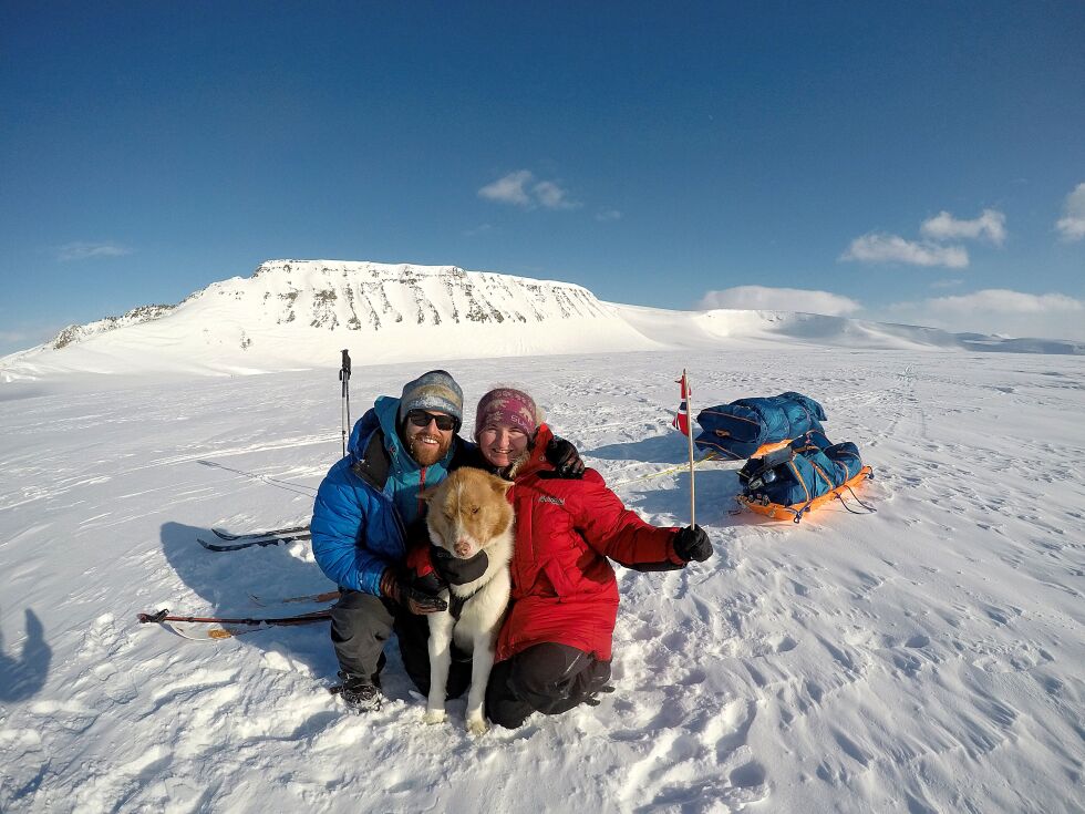 We did it! Svalbard er krysset. Her ble ble vi hentet av sneskuterne som kjørte oss tilbake til Longyearbyen.
 Foto:  Mira Karppinen