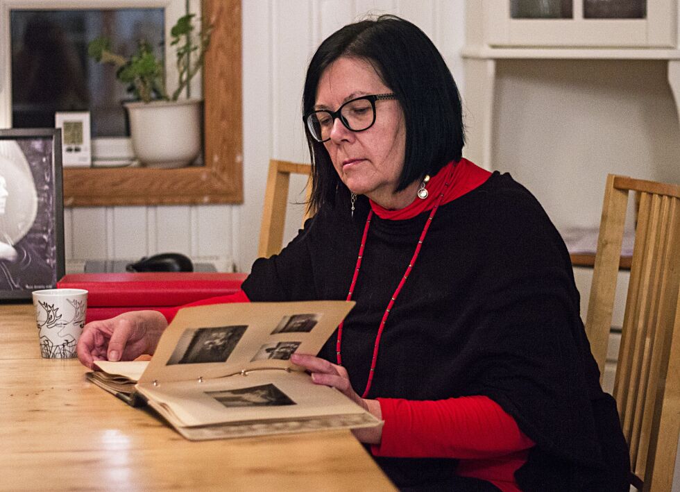 Her ser Eva gjennom et gammelt fotoalbum med flotte tilbakeblikk i livet, både fra barndom, oppvekst og ungdomstid.
 Foto: June Helén Bjørnback