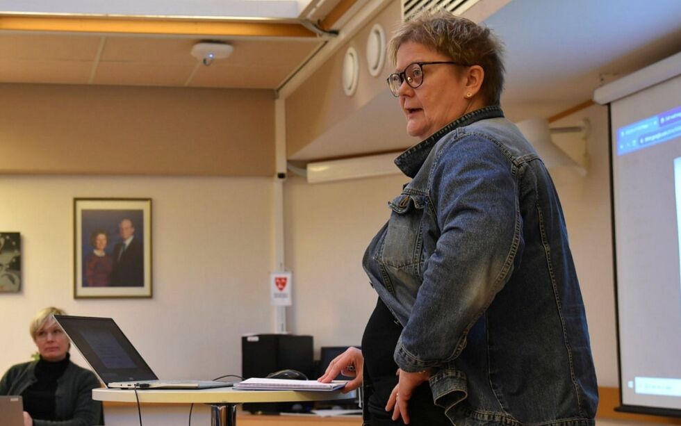 Kommunedirektør Bente Larssen orienterer om situasjonen rundt covid-19 til utvalg for helse, kultur og oppvekst.
 Foto: Sara Olaussen Stensvold
