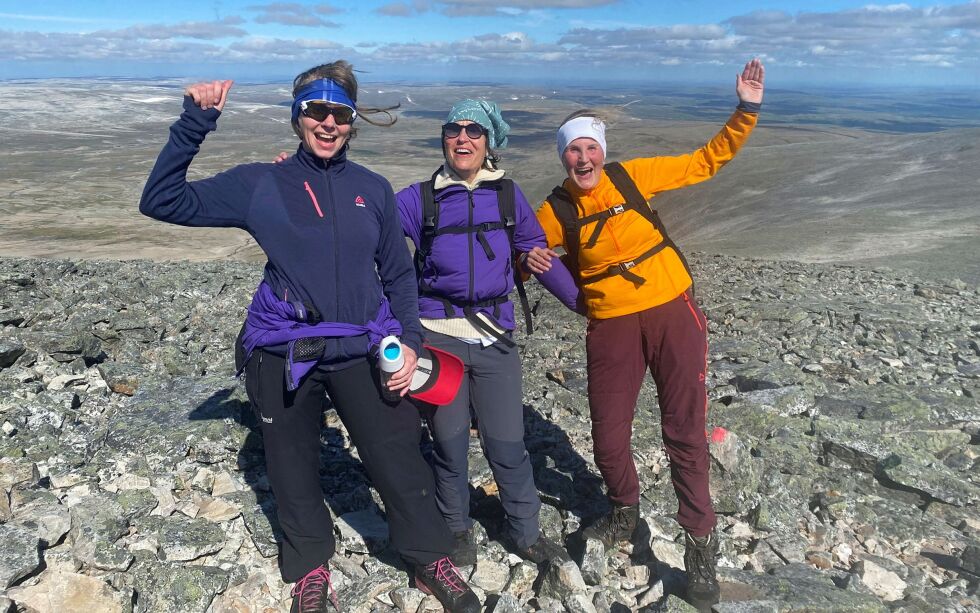 Og her har venninnene fra Sør-Varanger nådd toppen av Rásttigáisá. Damene var i godt humør og like spreke som ved start noen timer før.
 Foto: Thor Thrane