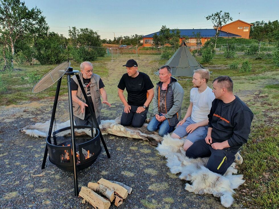 Fra venstre, historiker Aage Solbakk, prosjektleder Olav Nilsen i BMBA, varaordfører Odd Erik Solbakk, prosjektleder Jonne Sarre i Tana kommune og ansatt Andrej Szulecki i BMBA.
 Foto: Tom Hardy