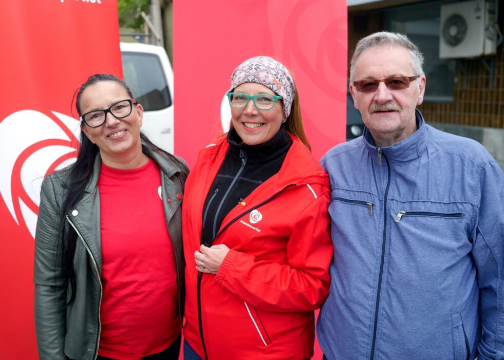 Kari Lene Olsen (i midten) i Nordkapp AP anser lang politisk erfaring og stort politisk nettverk for å være sin beste styrke som ordfører. Her er hun på stand sist lørdag sammen med Jill Renate Einvik og Werner Hansen.
 Foto: Geir Johansen