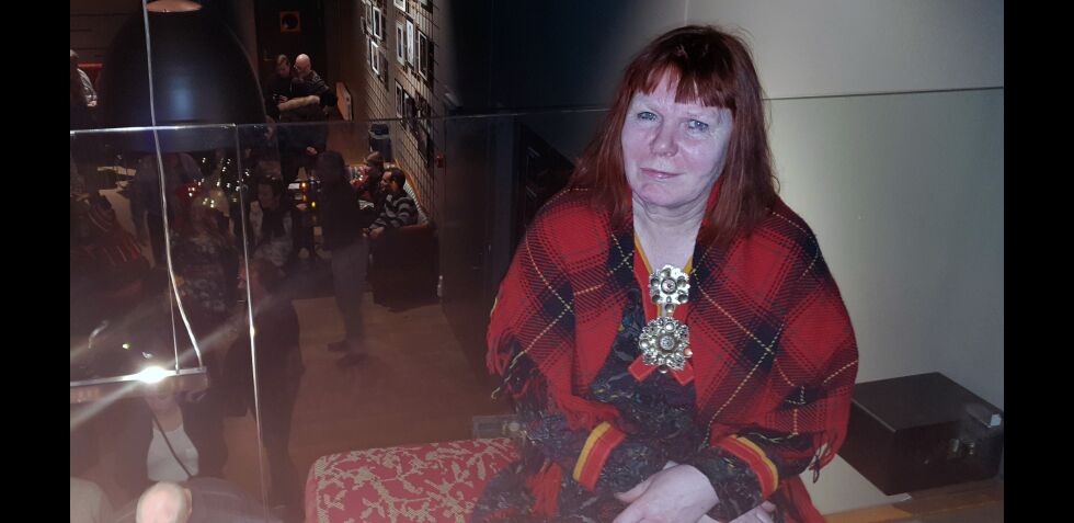 Ann Finbog er leder i 6. februarkomiteen for Samisk hus i Oslo, og får kronprinsen til bords.
 Foto: Steinar Solaas