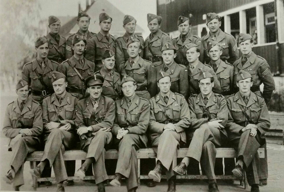 Offiserskorpset til det første Garnisonskompaniet GSV 1 fotografert på Trandum i 1946. I midten foran sitter sjefen, rittmester Holte. Midt i andre rekke står fenrik Hallfred Skau, etterretningsoffiseren i kompaniet.
 Foto: Privat
