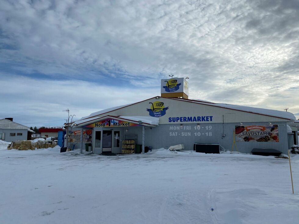 Karanteneordninga for reisende til Lappland vil tidligst bli oppheva 11. januar, sjøl om smittetallene tilsier at regionen ikke lenger er rød. Etter at grensa «stengte» er det knapt en kunde hos Normarket1 (bildet) og K-Market, grensebutikkene i finsk Neiden.
 Foto: Janna Kekäle
