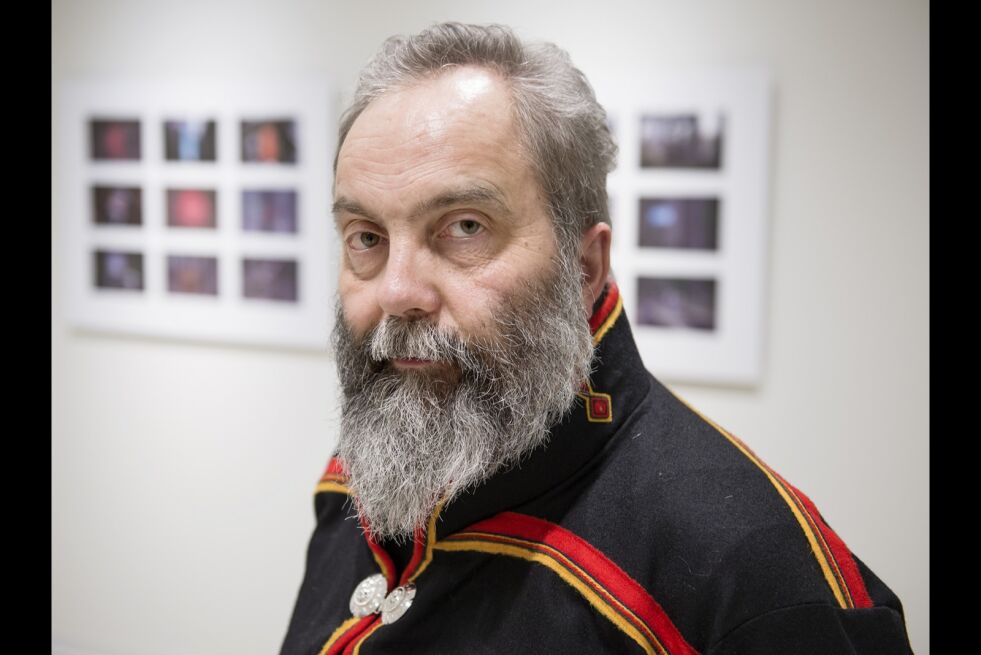 Geir Tore Holm reiste til Karasjok for å åpne utstillingen «Grensesnitt» / «Lakta».
 Foto: Frøydis Falch Urbye
